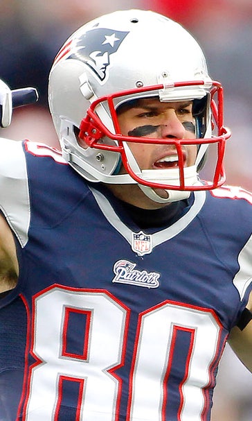 Patriots WR Danny Amendola ruled out with knee injury
